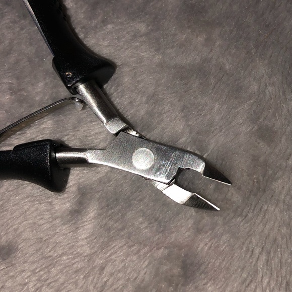 QUO BEAUTY Soft Grip Cuticle Nipper 1/2 Jaw - Picture 2 of 8